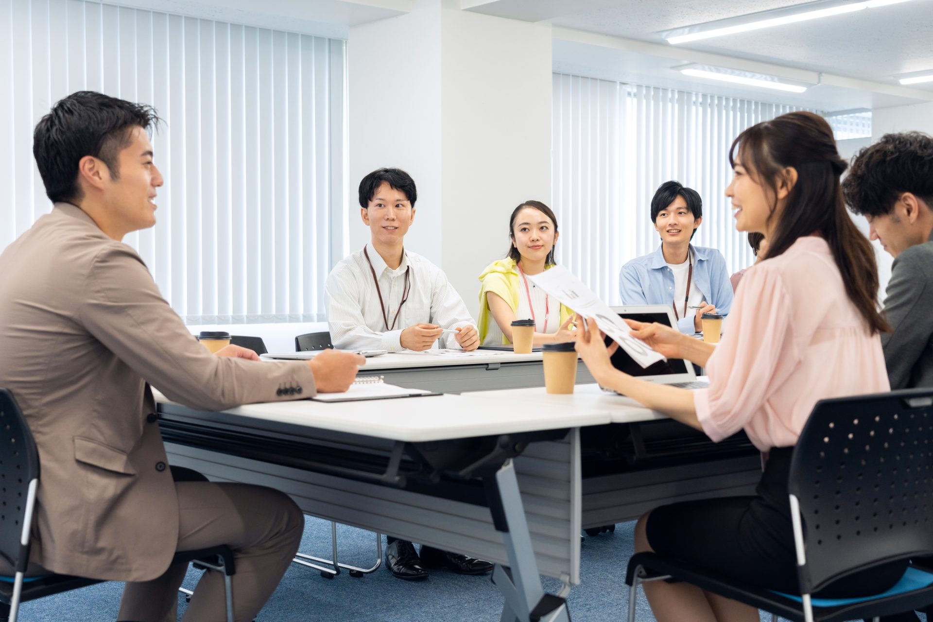会議をする男女
