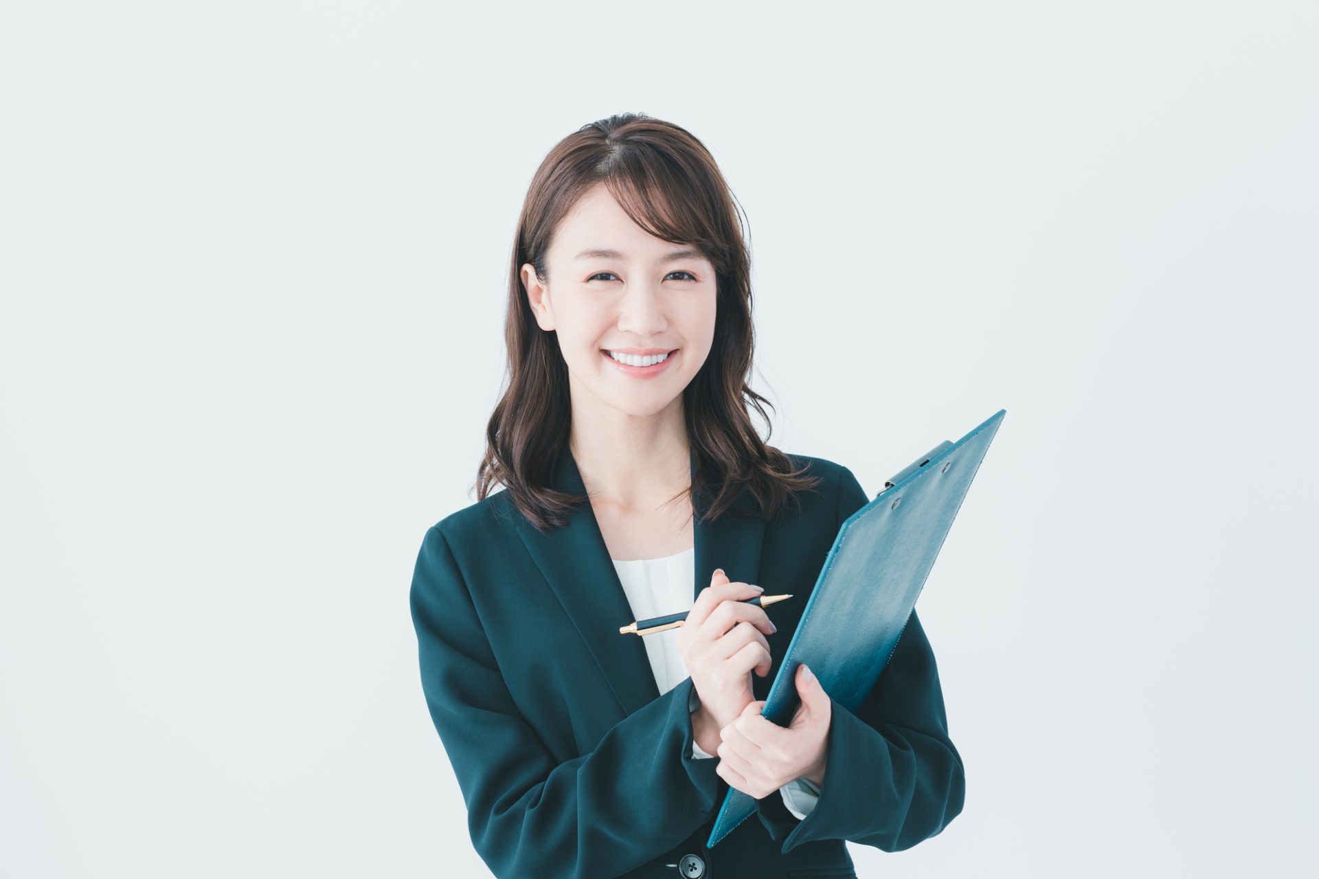 スーツを着た笑顔の女性