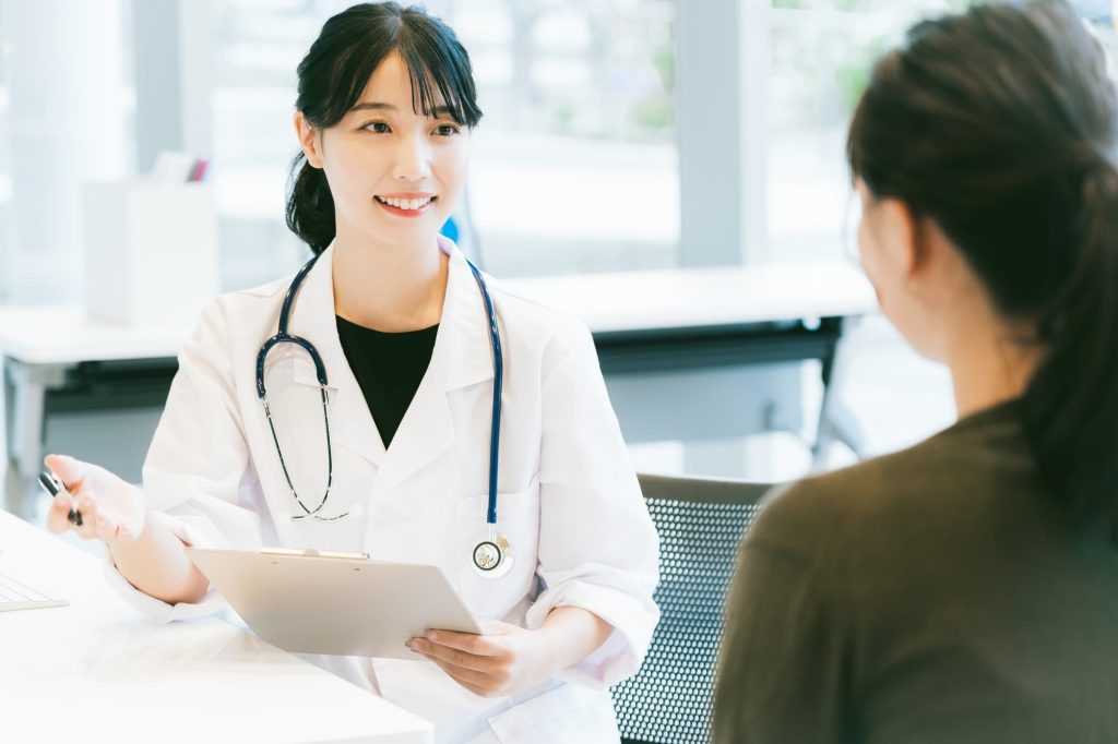 長時間労働者に対して面接指導を行う産業医のイメージ