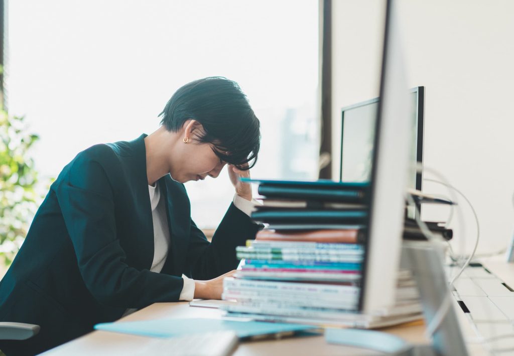 長時間労働により疲労が蓄積した状態のイメージ