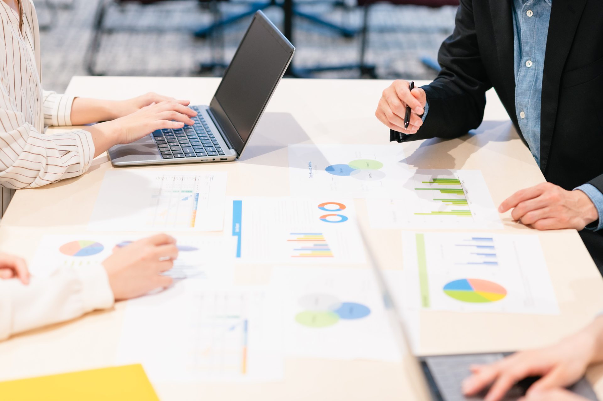 オフィスで会議をするビジネスシーン（