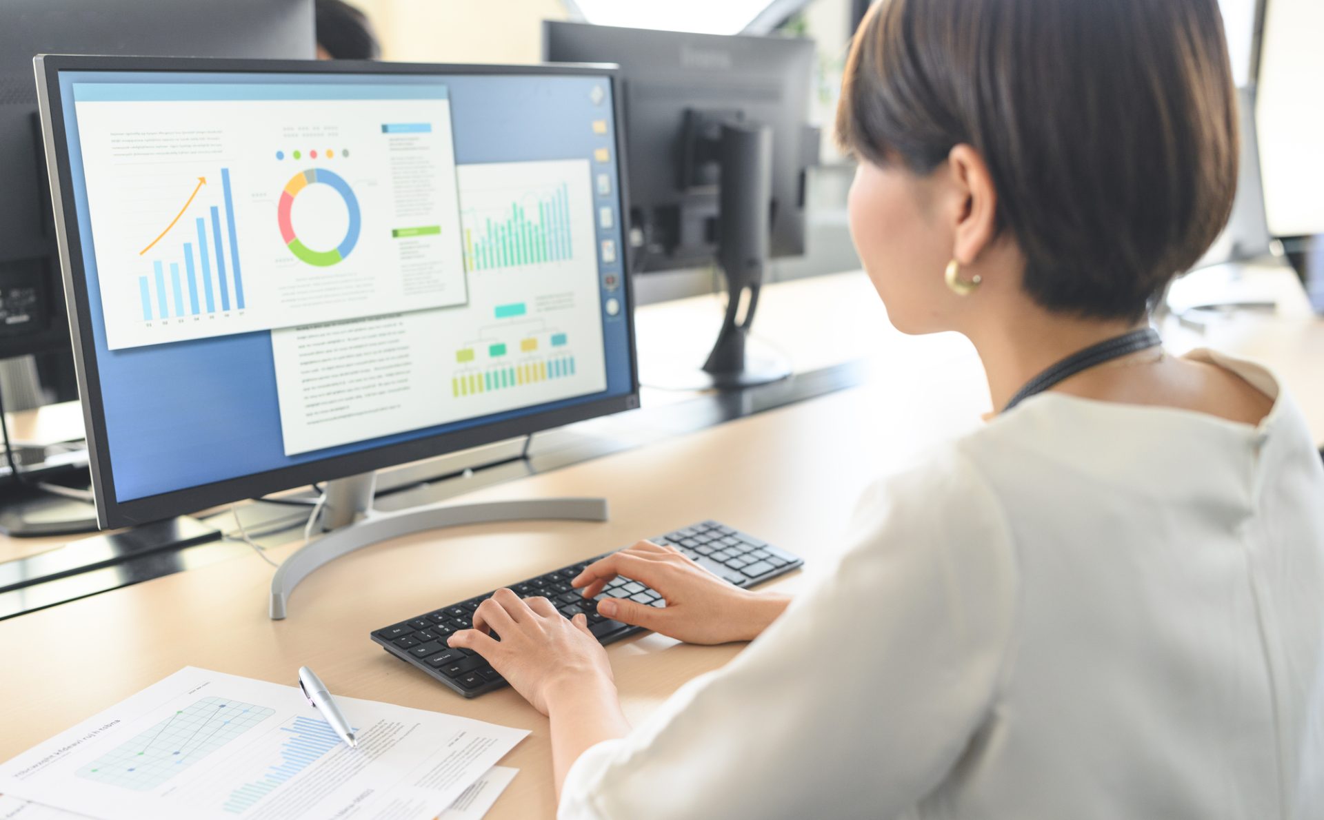 PCで分析データを見るビジネスマン