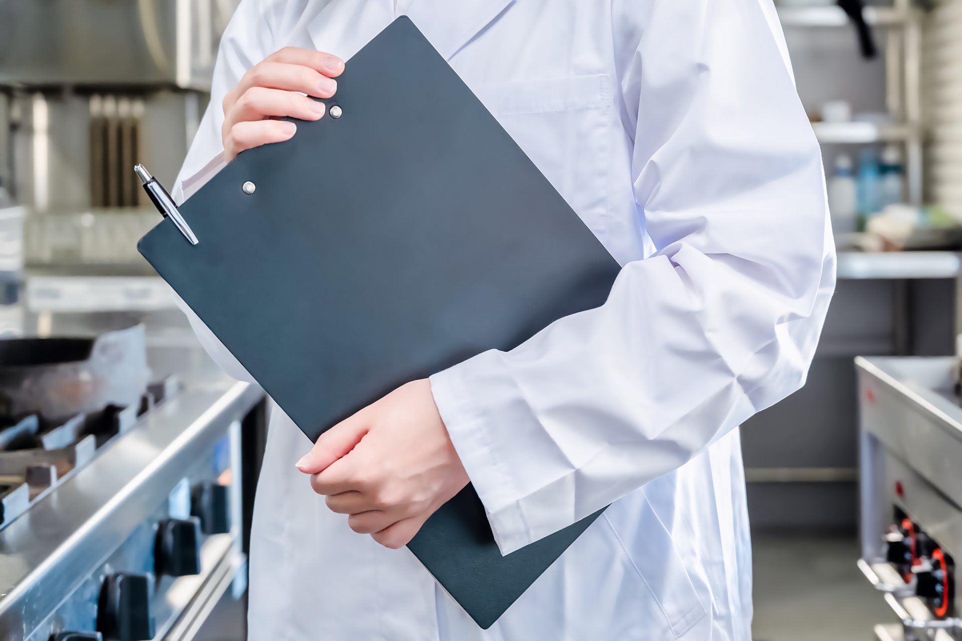 白衣を着た女性