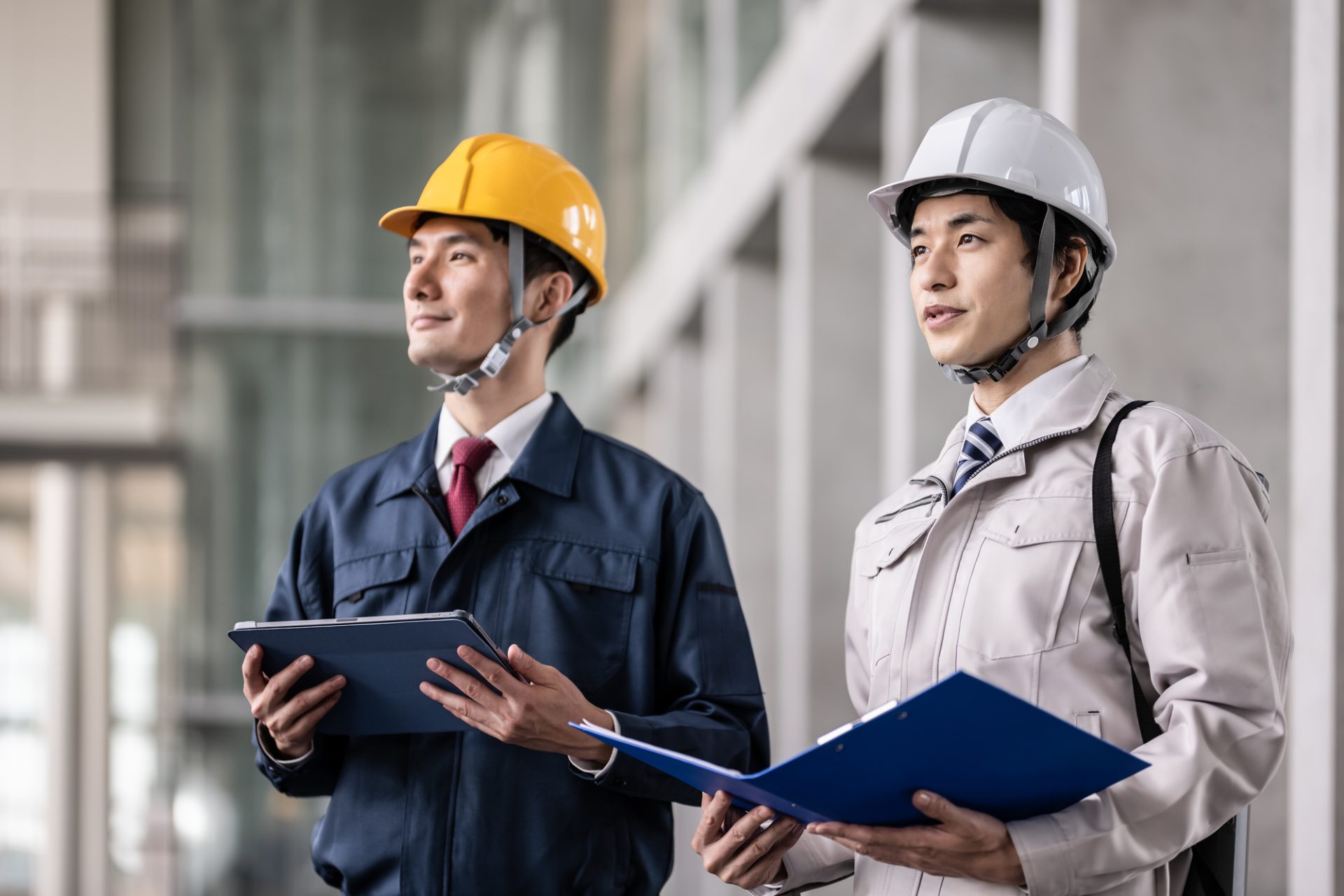 現場を視察する男性従業員2名