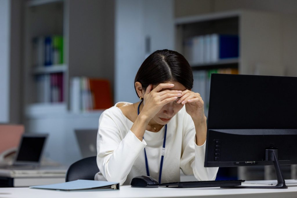 職場の人間関係の不和に悩む女性のイメージ