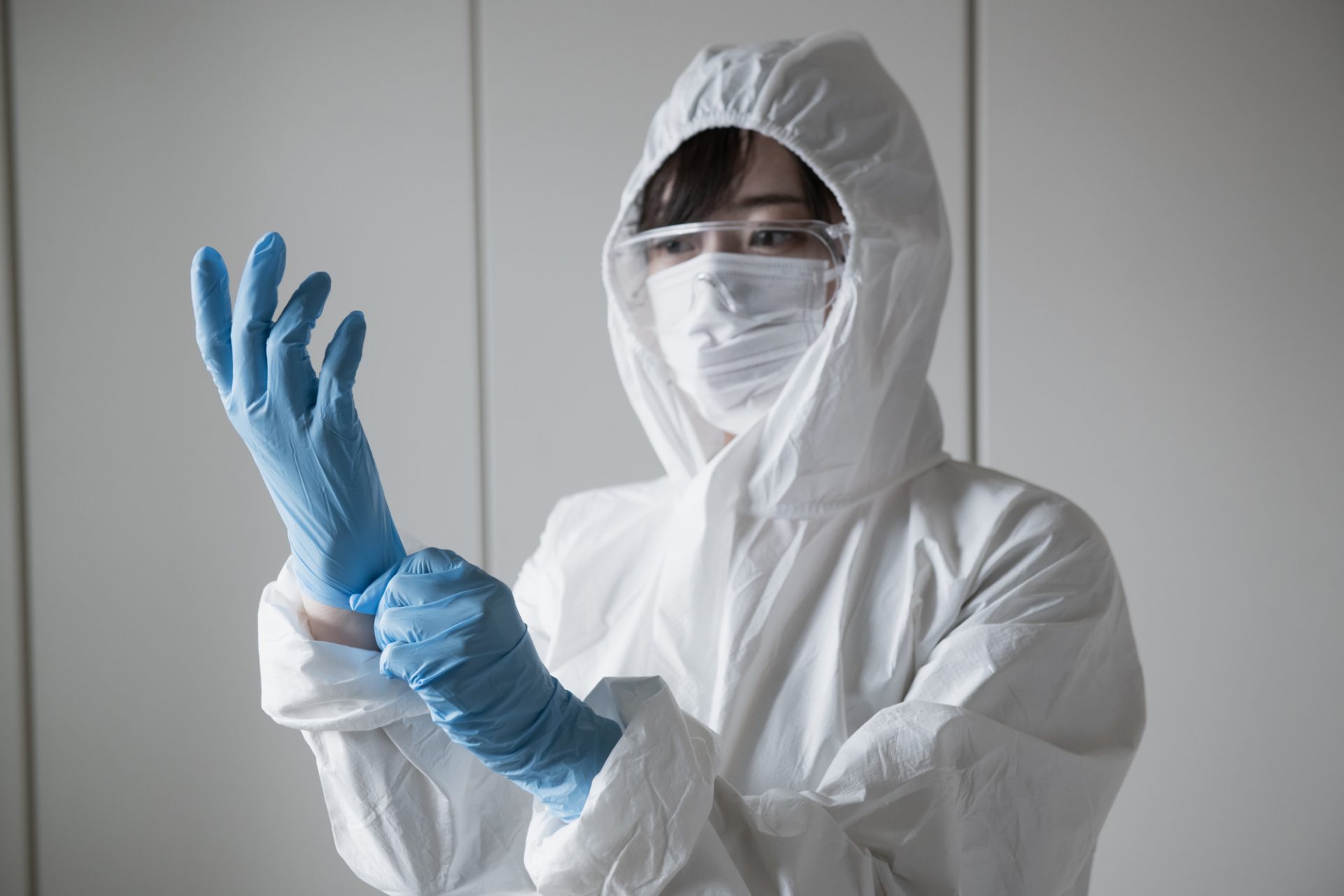 保護具を着用する女性