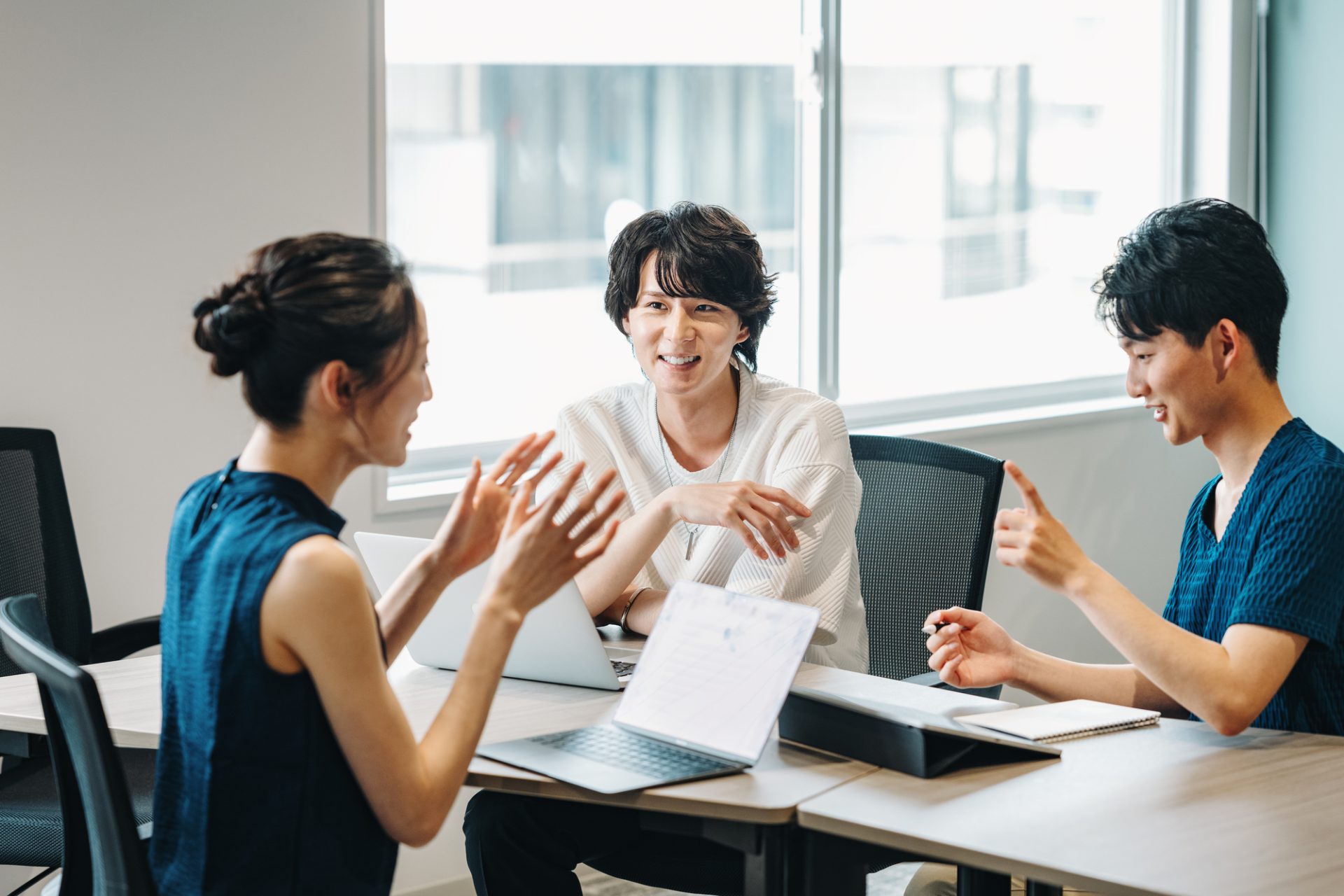 ミーティング中の男女３名