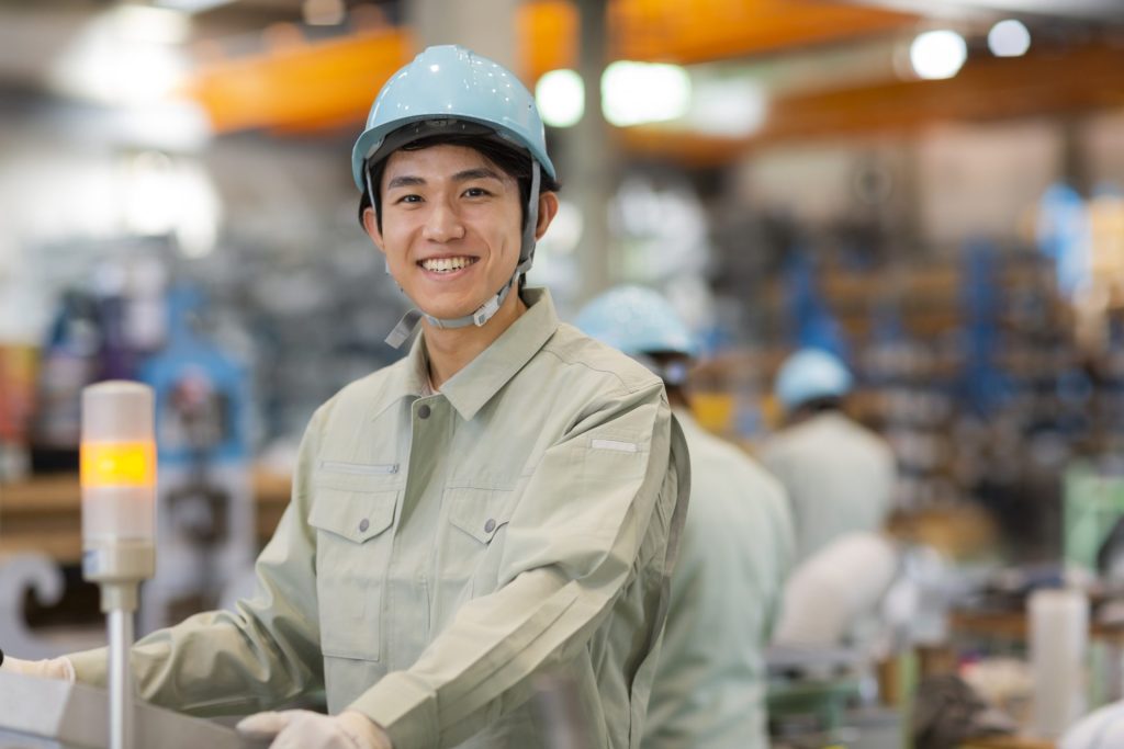 作業着の若い男性