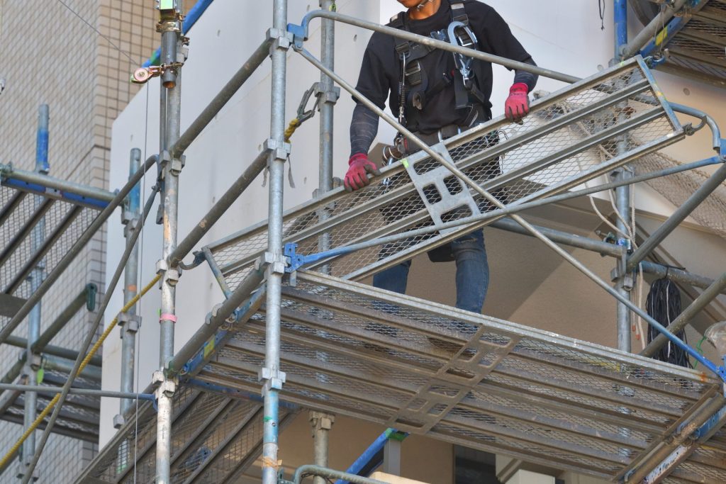 仮設足場組み立て風景