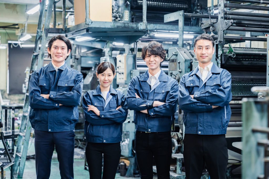 作業服をきた工場スタッフ4名