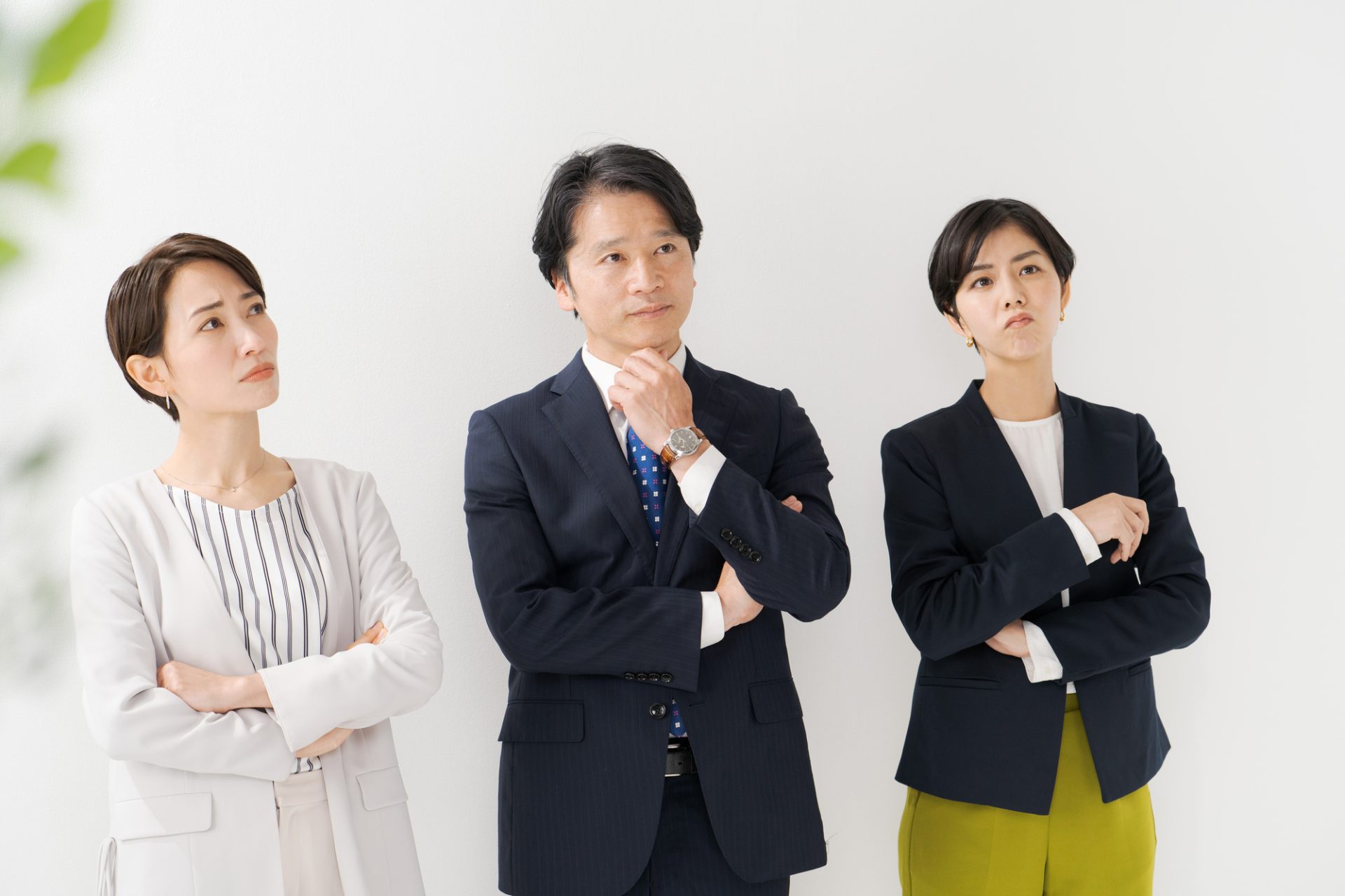 考えるビジネスマン3人