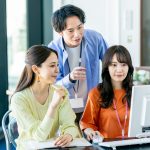 オフィスで働く男女