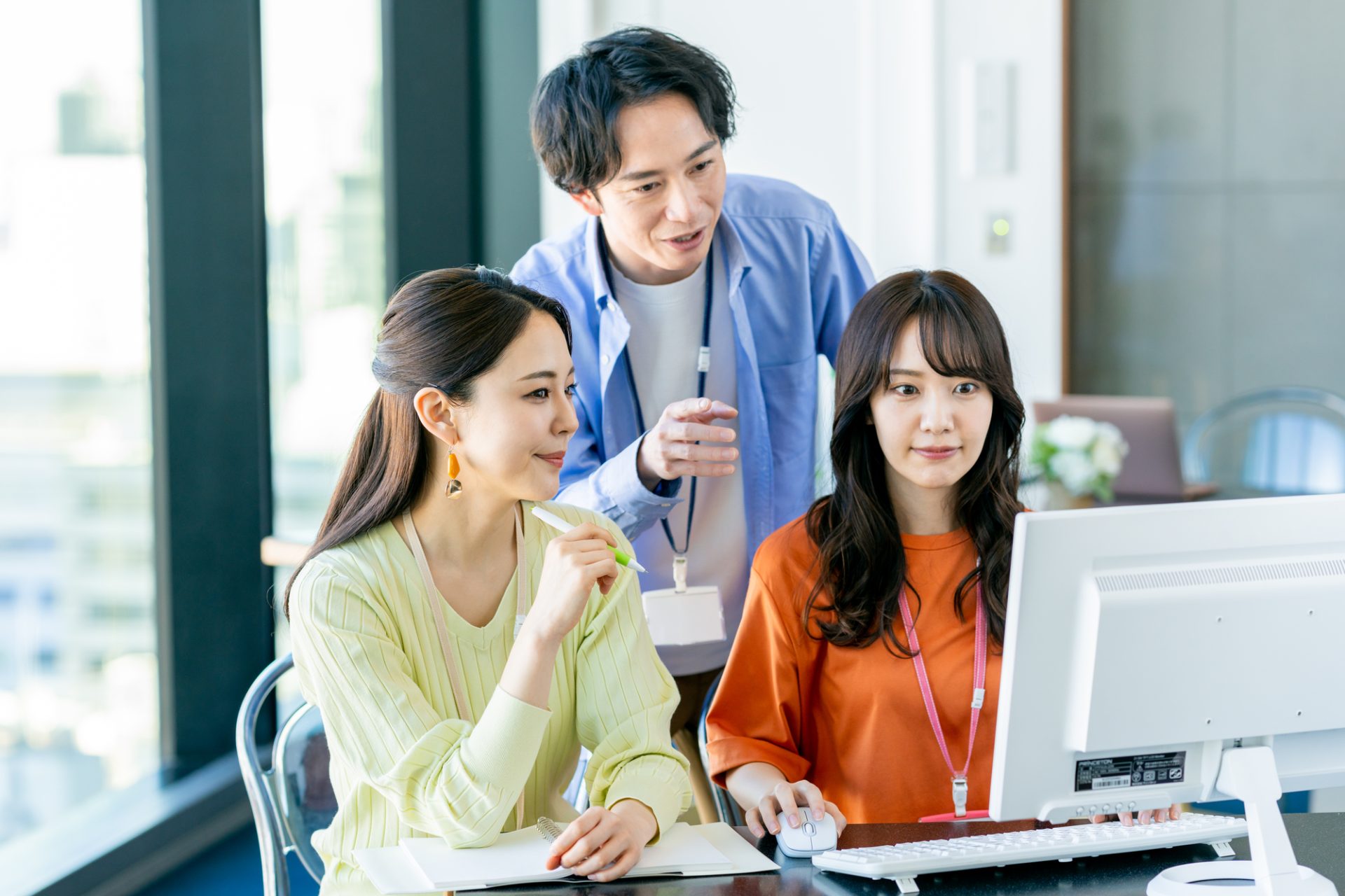 オフィスで働く男女