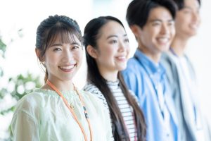 メンタルヘルス対策が実施される職場で働くビジネスパーソンのイメージ