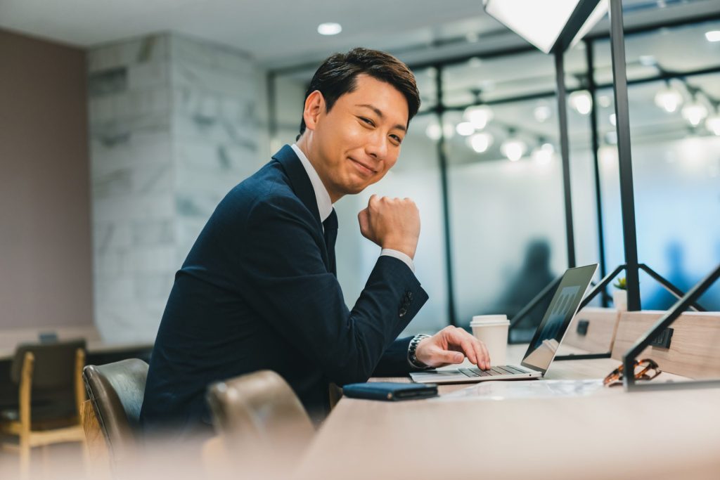 リワークを経て復職後のビジネスパーソンのイメージ