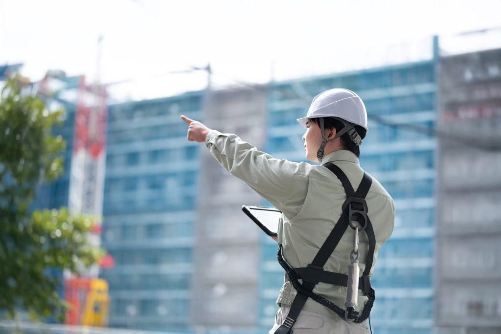 安全確認を意識して働く従業員のイメージ