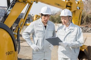 安全衛生教育で習得した内容を現場で実施する従業員のイメージ