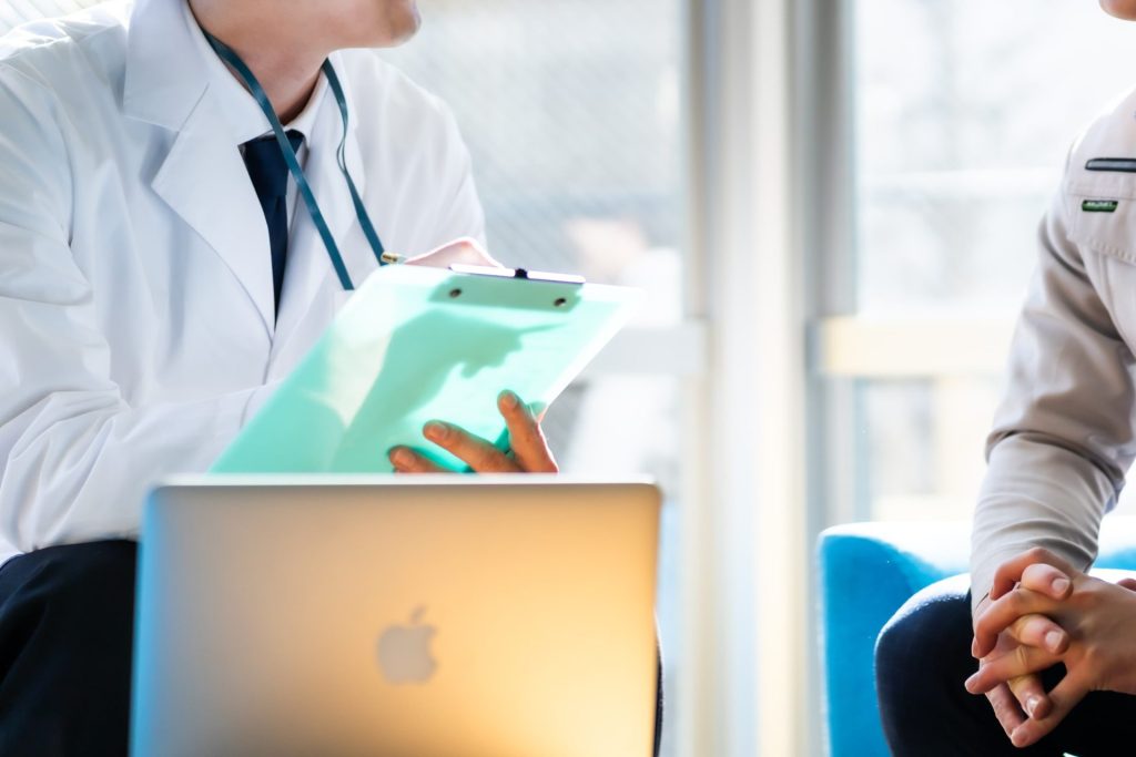 運輸業に従事する従業員の面談を実施する産業医のイメージ