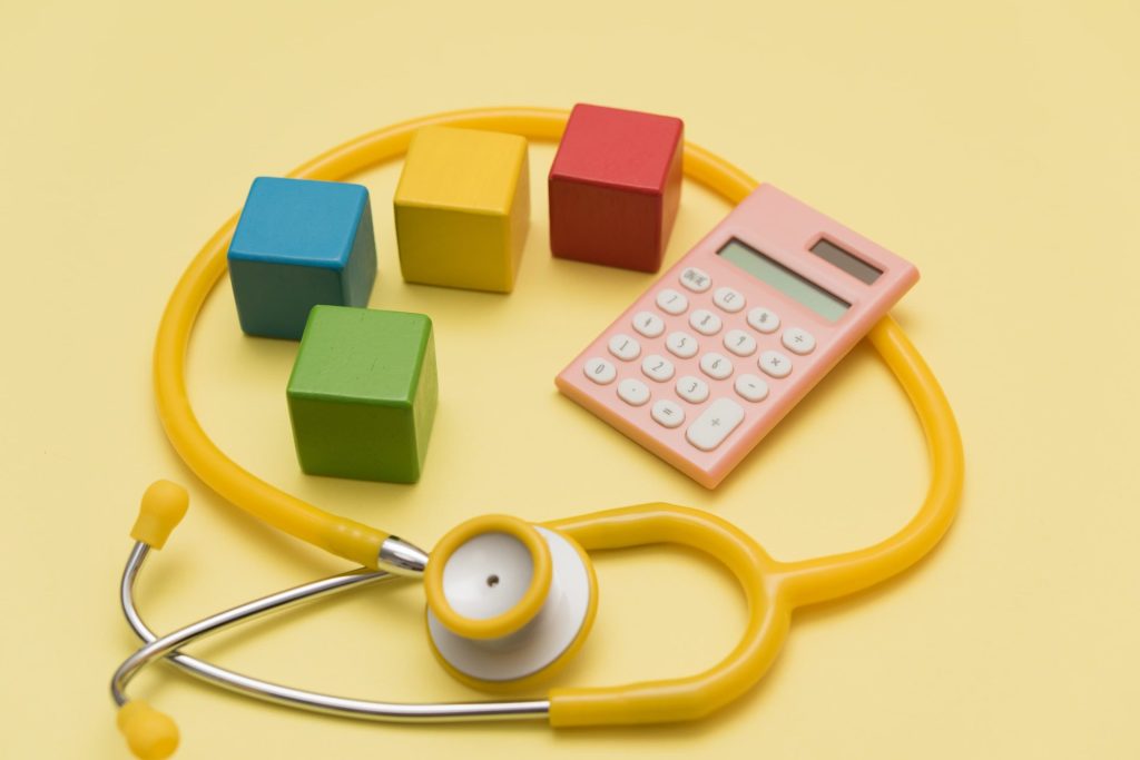電卓と聴診器のイメージ画像