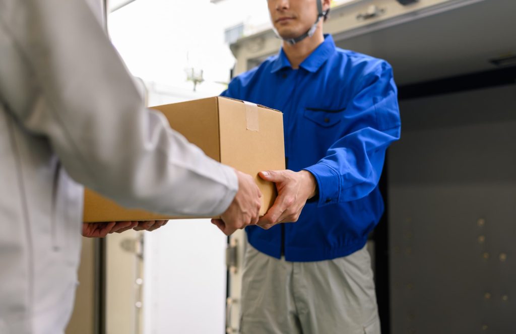 荷物の宅配業務に従事する従業員のイメージ