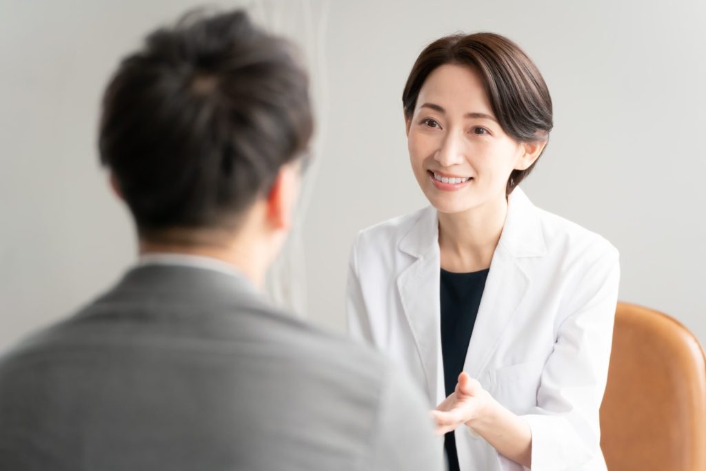 医師と面談するビジネスパーソンのイメージ