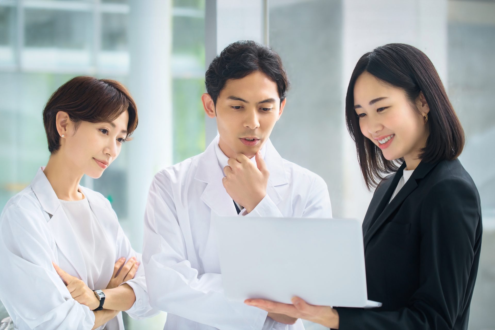 白衣の医者とスーツの女性