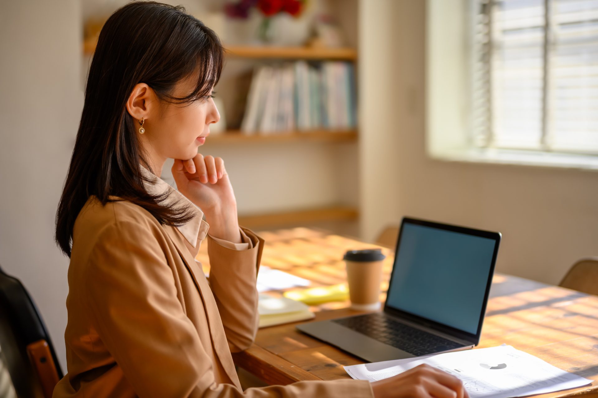 パソコンを見ている女性