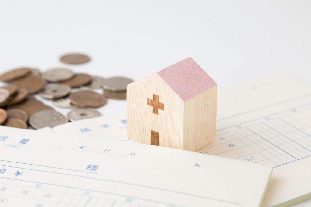 お金と請求書のイメージ