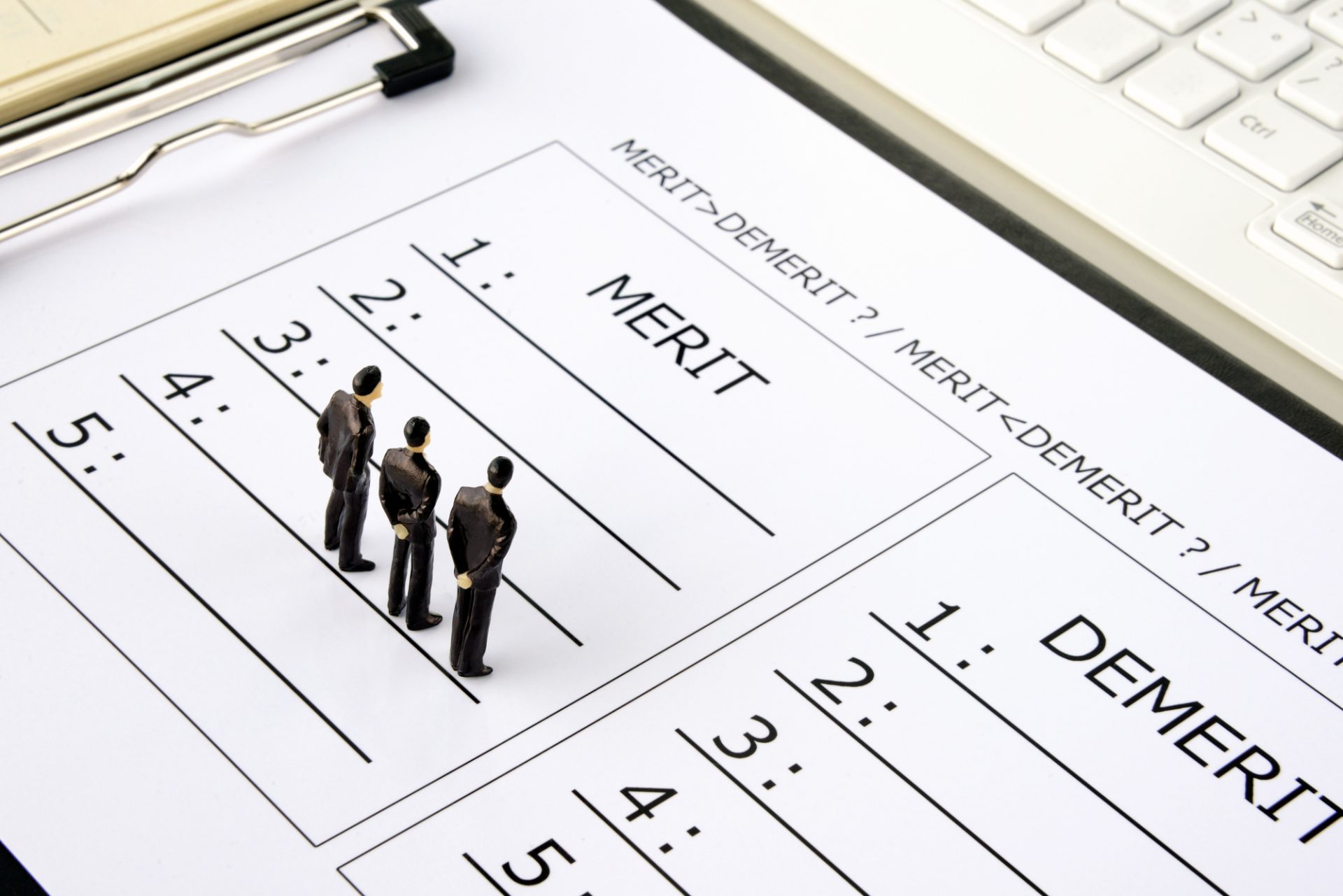 メリットとデメリットの比較表とビジネスマン