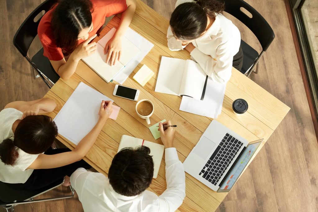 打合せするビジネスパーソンのイメージ