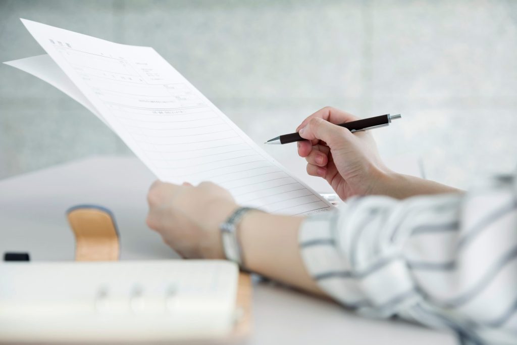 書類チェック中のビジネスパーソンのイメージ