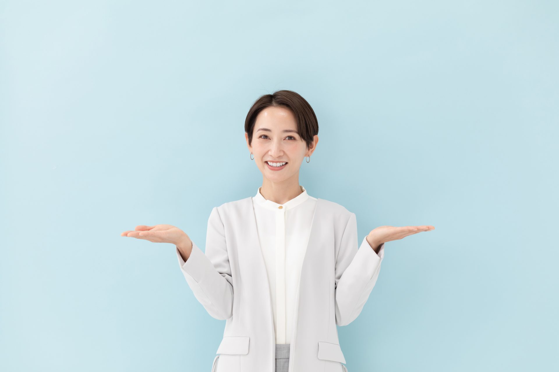 両手を広げる女性