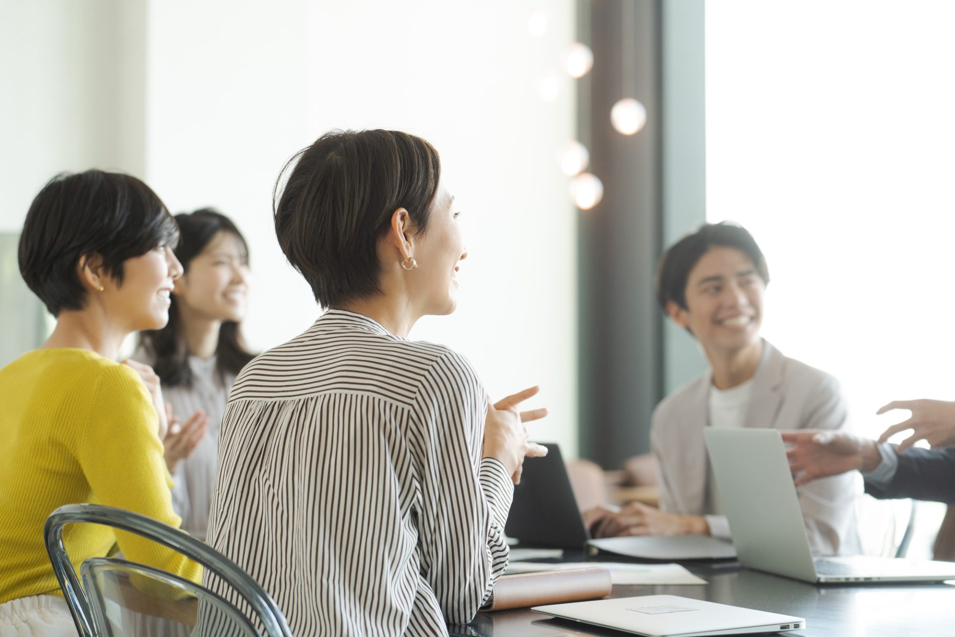 オフィスでミーティングをする人達