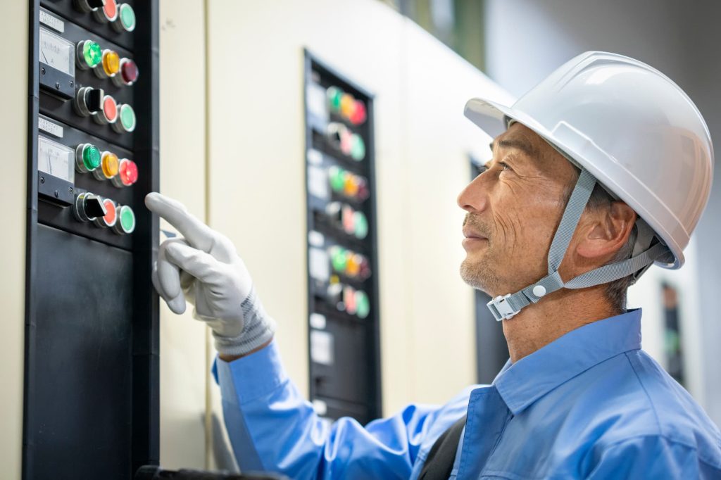 労働災害防止対策が適切に講じられた職場で作業する高年齢労働者のイメージ