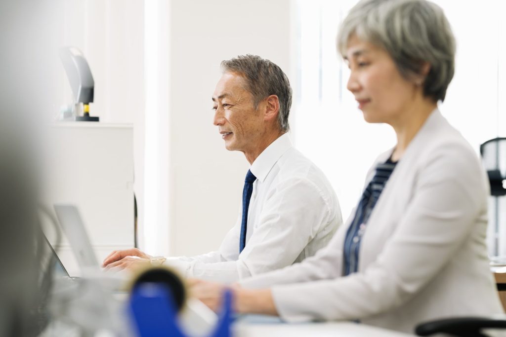 適切な対策が講じられた職場で安心して働く高年齢労働者のイメージ