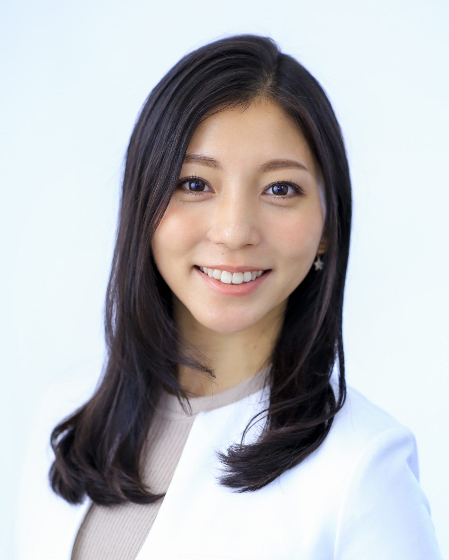 ビジョンデザインルーム株式会社代表 SAHANA Retreat Clinic 院長 産業医/労働衛生コンサルタント・心療内科医・公認心理師
2016年にビジョンデザインルーム株式会社を設立。2019年に心身のケアを両立できる施設としてSAHANA Retreat Clinicを開業。2022年より日本産業衛生学会代議員、NPO法人日本人材マネジメント協会 執行役員を務める。現在は、研修講師、地方自治体の健康施策にも参与している。
