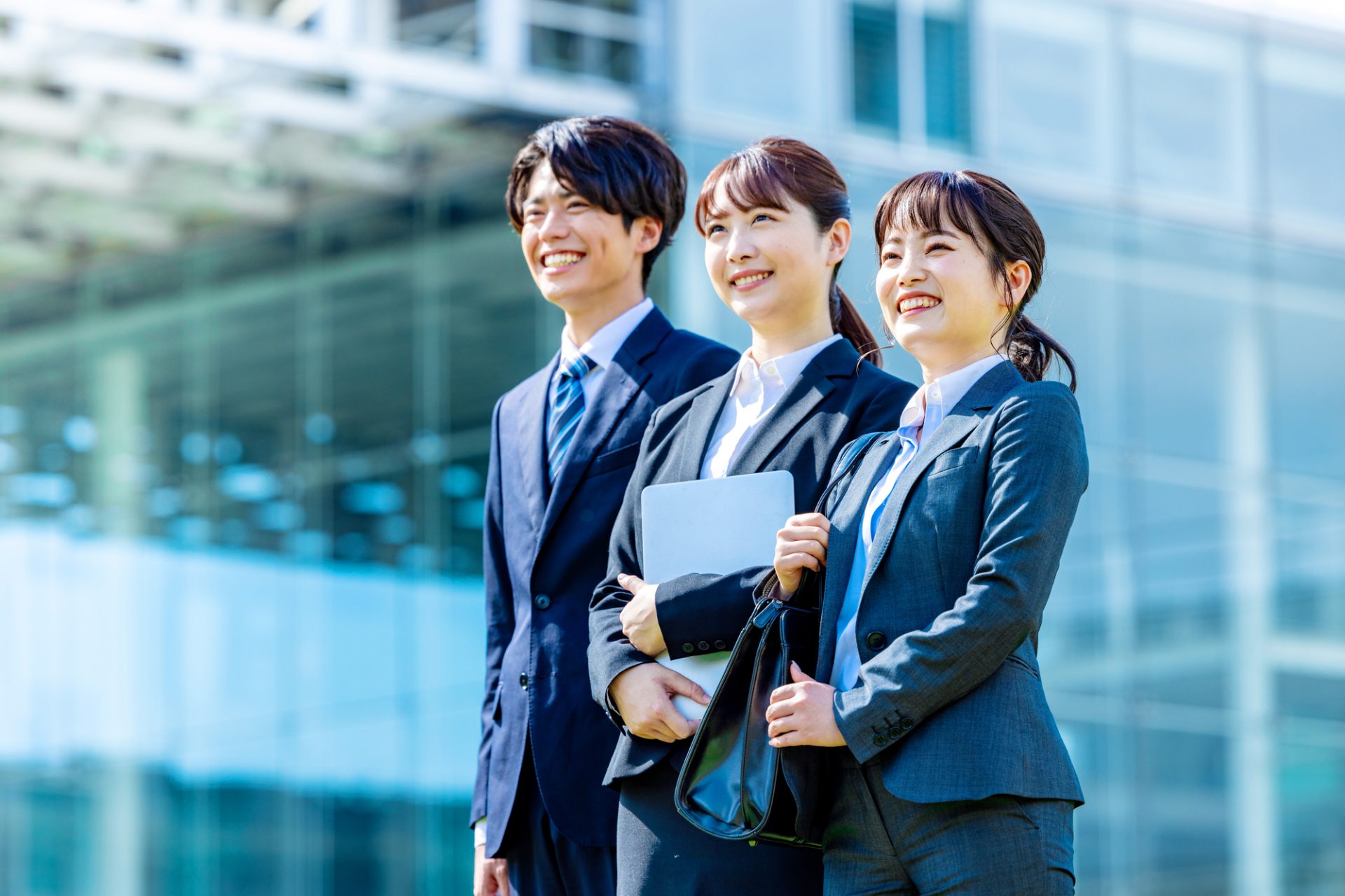 笑顔の若手社員3人