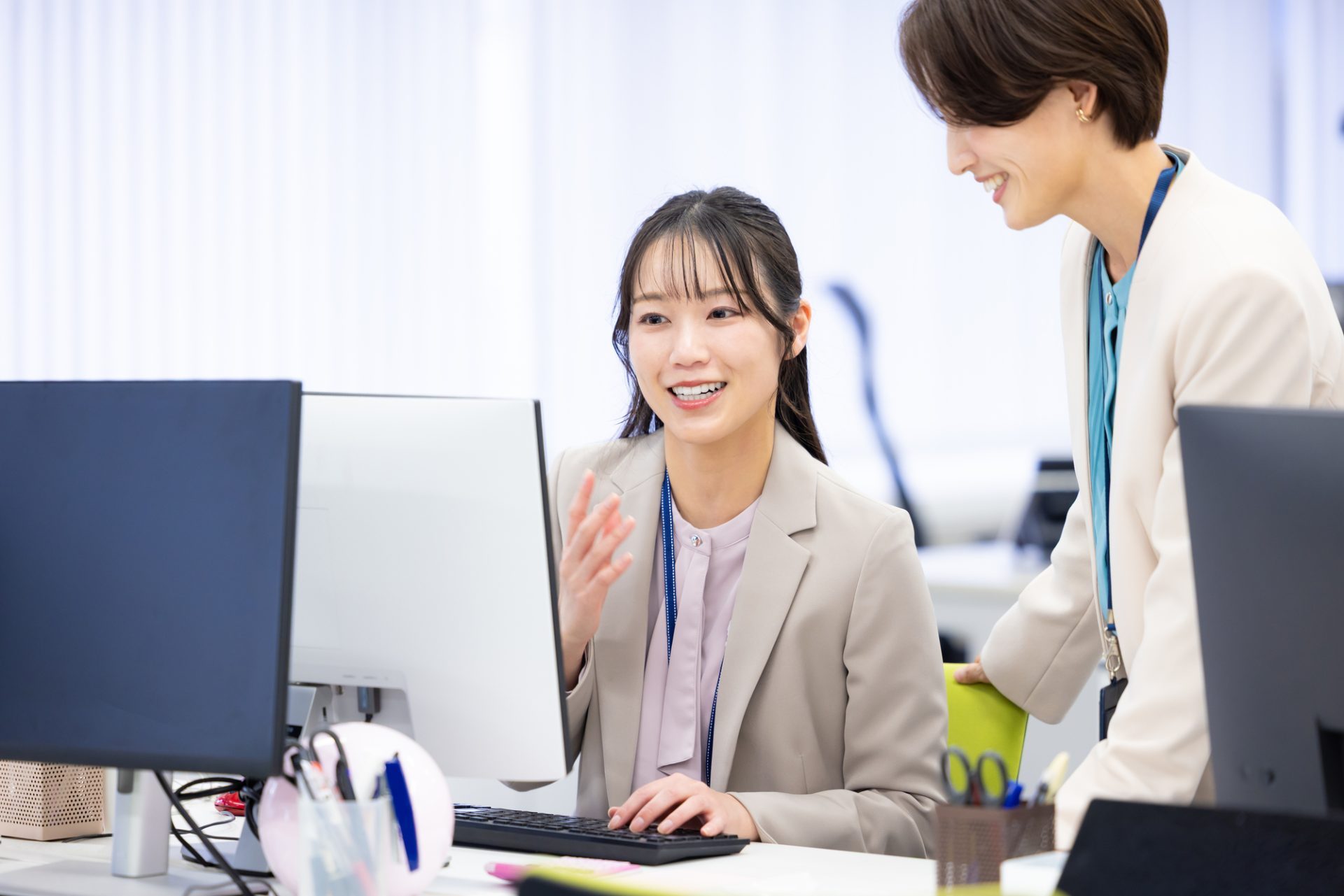 ビジネス オフィスで働く女性