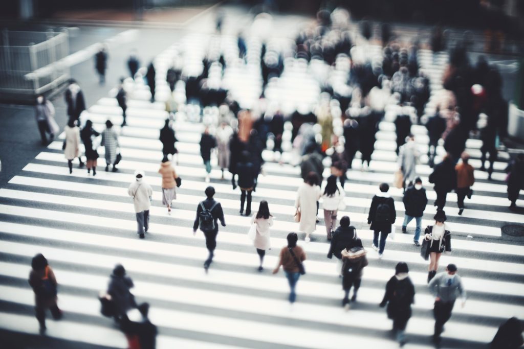 道行く大勢の人々
