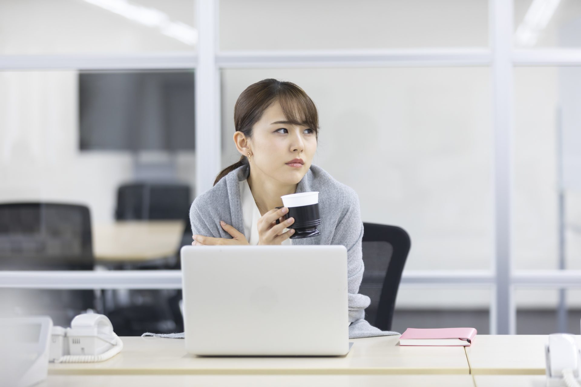 オフィスにいる冷え性の女性